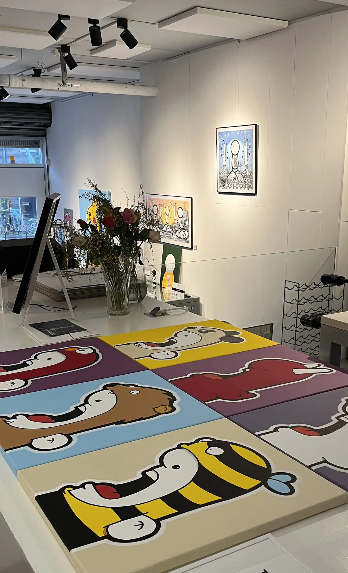 Ran Kunst original Shouter paintings at the Suye art gallery