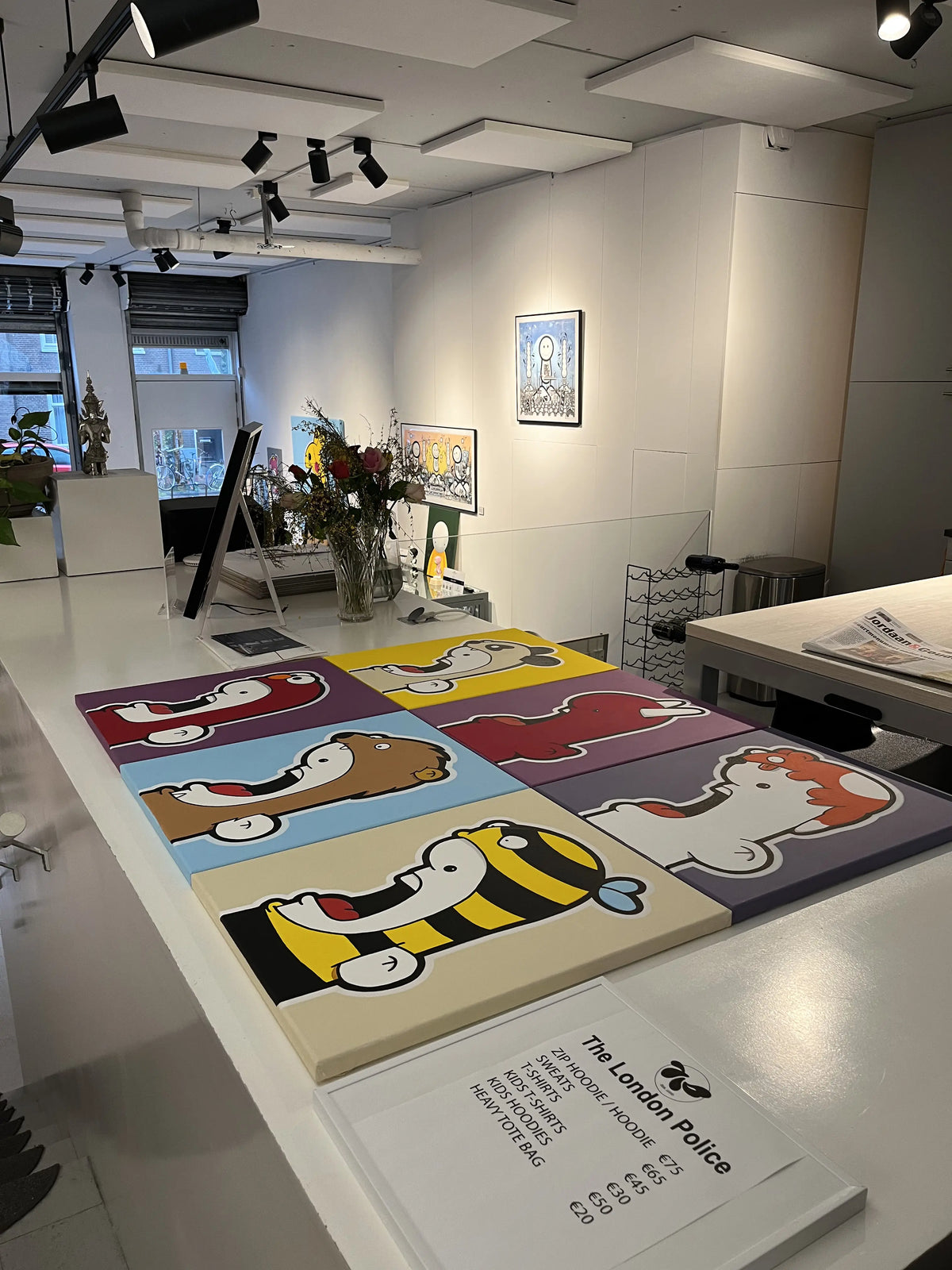 Ran Kunst original Shouter paintings at the Suye art gallery