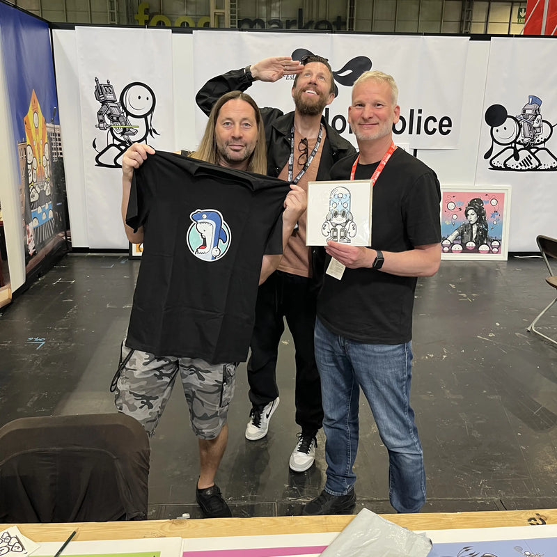 Ran Kunst with the London police exchanging goodies